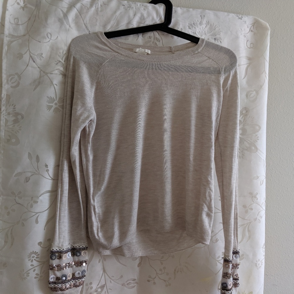 Light sweater with sequined sleeves